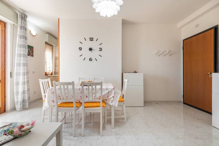 Ganze Wohnung, Ferienwohnung 'La Casa del Sole' in Meeresnähe mit Balkon und Wlan in Selargius, Campidano