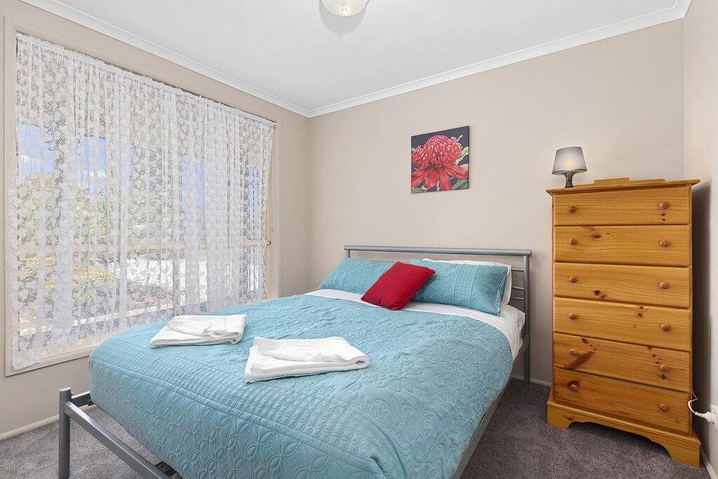 Aldinga Rose ~ Aldinga Beach - Homely Family Entertainer, 200m from the Beach ~ in Aldinga Beach, City of Onkaparinga