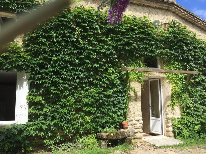 Location de vacances pour 2 personnes, avec piscine ainsi que vue et jardin à Pujols (Gironde)