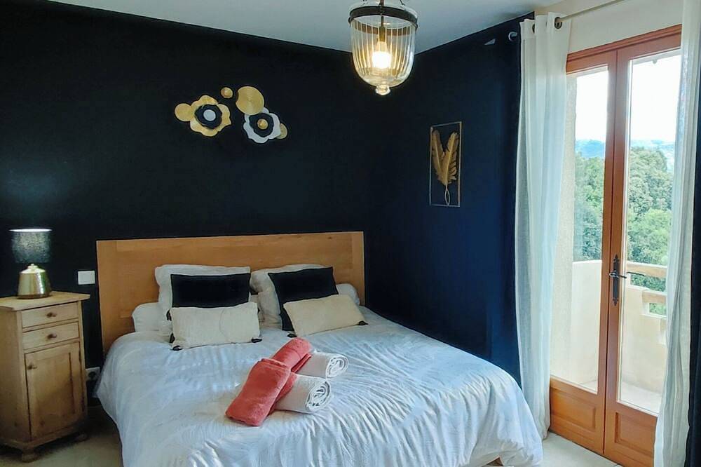 Villa 10 Personnes au Calme Entre mer et Montagne. 5 Chambres, 5 Salles de Bain in Vico, Region de Ajaccio