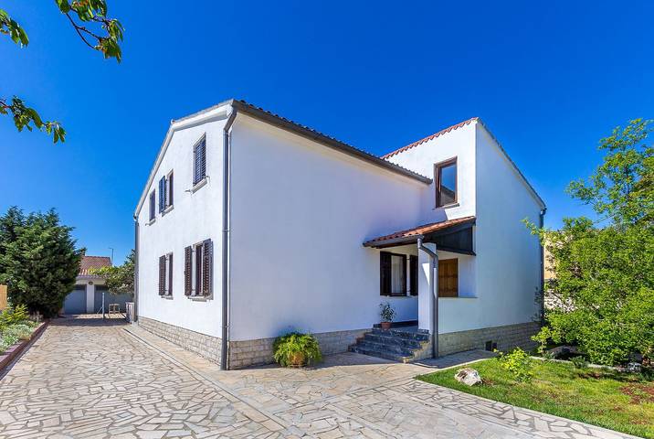Entire apartment, Neu renovierte Ferienwohnung mit Klima, WLAN, Haustiere erlaubt, Terrasse und Grill in Pula-Medulin, Pula