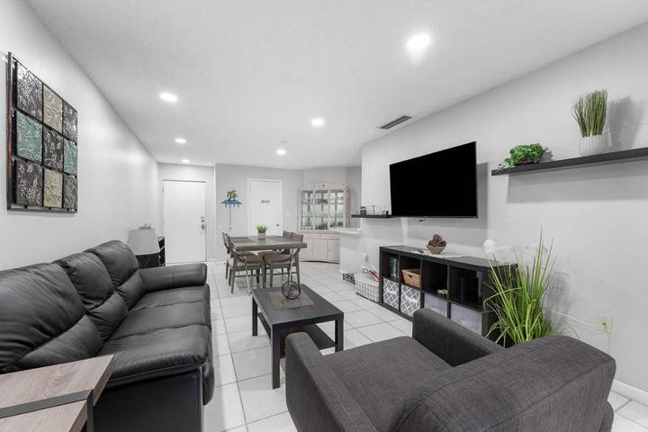 Apartamento de vacaciones para 6 personas, con jardín además de jacuzzi y piscina - 1