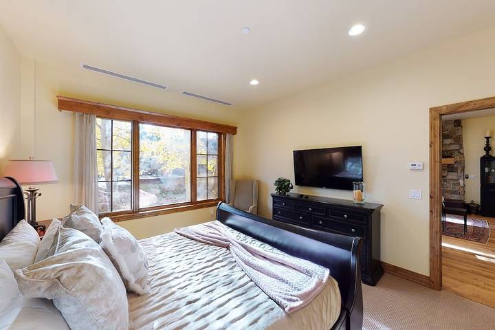 Vacation rental for 8 people, with terrace and yard as well as hot tub and pool in Beaver Creek