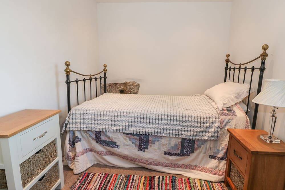 Wern Olau Cottage, family friendly, with hot tub in Groeslon in Snowdonia