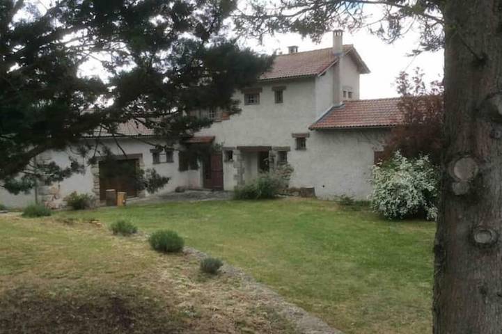 Location de vacances pour 8 personnes, avec jardin à Saint-Pierre-du-Champ