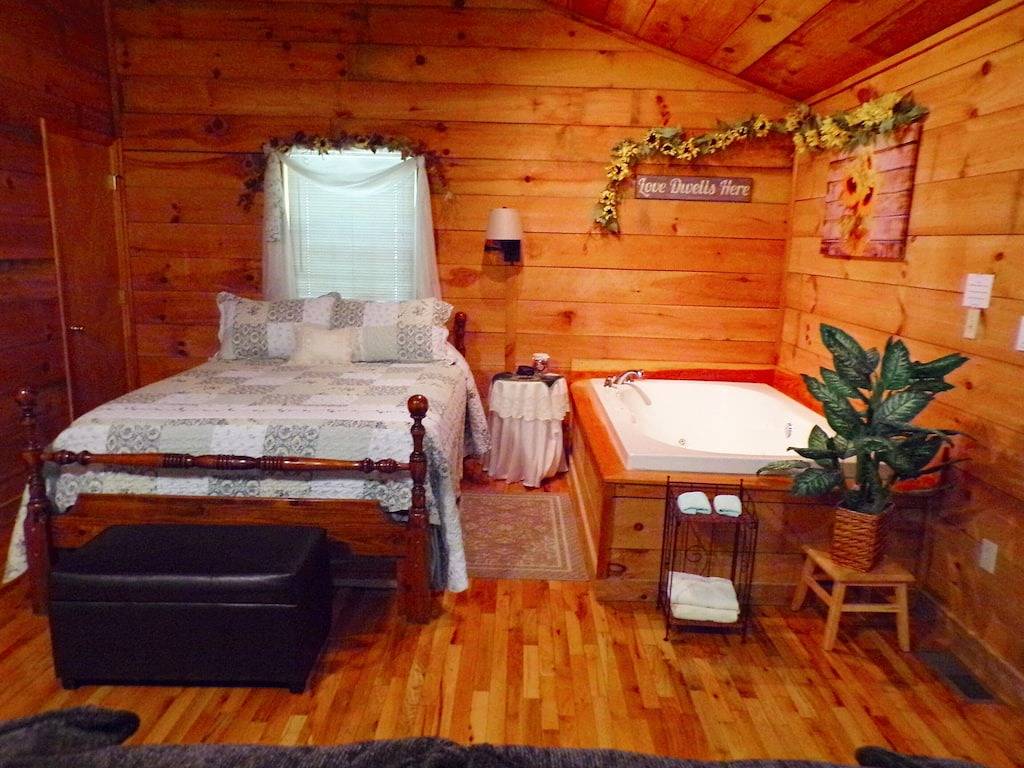 Die romantischste Flitterwochenhütte! Whirlpool, Whirlpool am Bett und Sauna in Tuckaleechee, Blount County