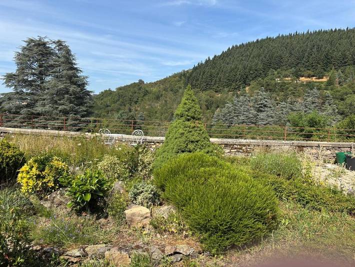 Location de vacances pour 9 personnes, avec Terrasse ainsi que Jardin et Vue à La Terrasse-sur-Dorlay