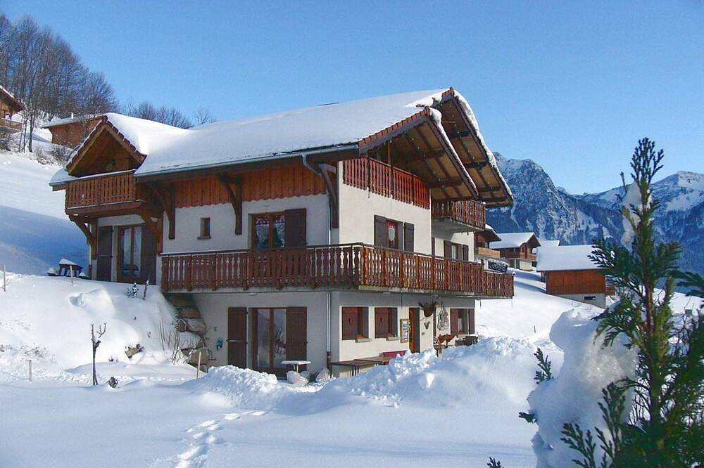 Mountain chalet 1100m alt, heated indoor pool 29.5°C all year round in Bernex, Thonon-les-Bains region