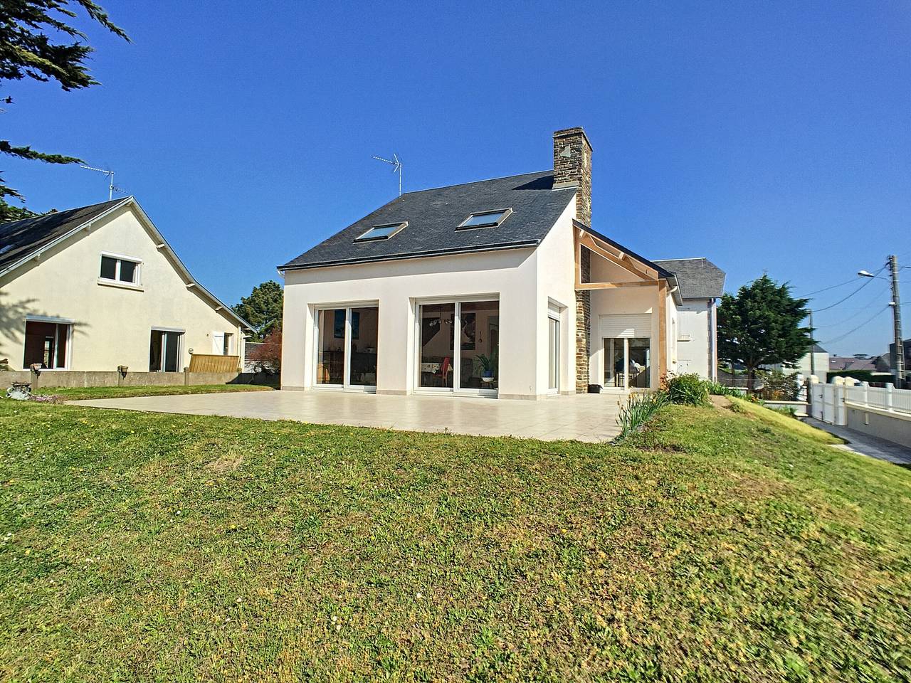 Villa à 100m de la Plage avec Jardin, Terrasse, et Proche Commerces in Jullouville, Côte de la Déroute