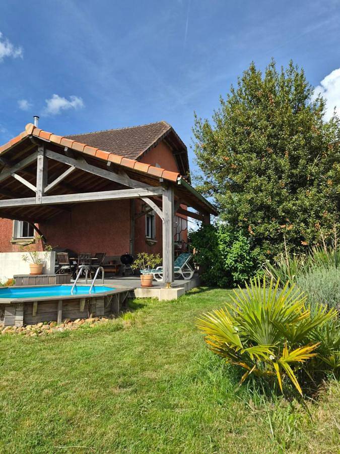 Maison rouge in Nontron, Parc naturel régional Périgord-Limousin