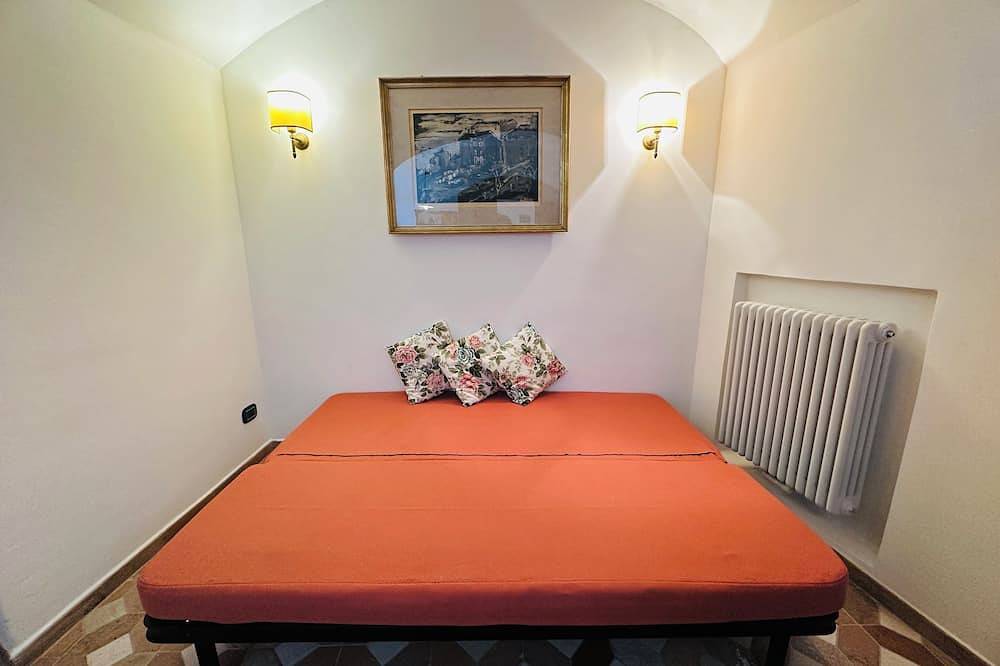 Entire apartment, Elegant and Spacious Apartment in the heart of Bracciano near Rome in Bracciano, Lake Bracciano