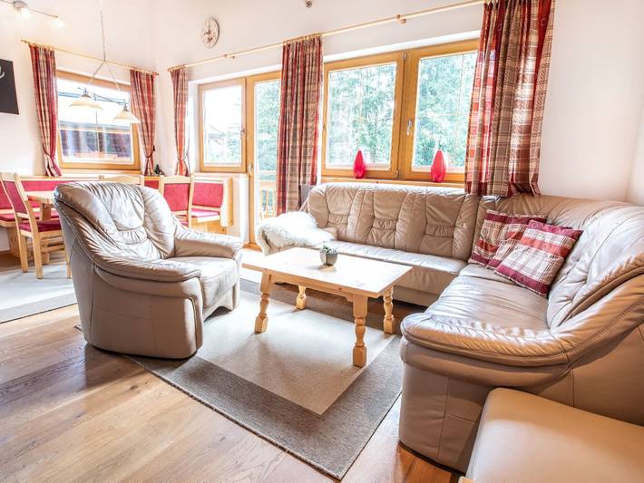 Vakantiehuis voor 6 personen, with Balkon and Terras as well as Sauna in Hochkrimml
