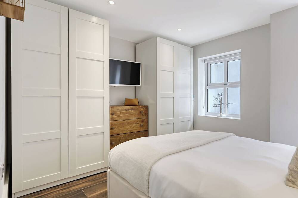 Ganze Wohnung, Writer’s Corner | Luxury 1-Bed with Private Terrace & Parking in Redbridge, London