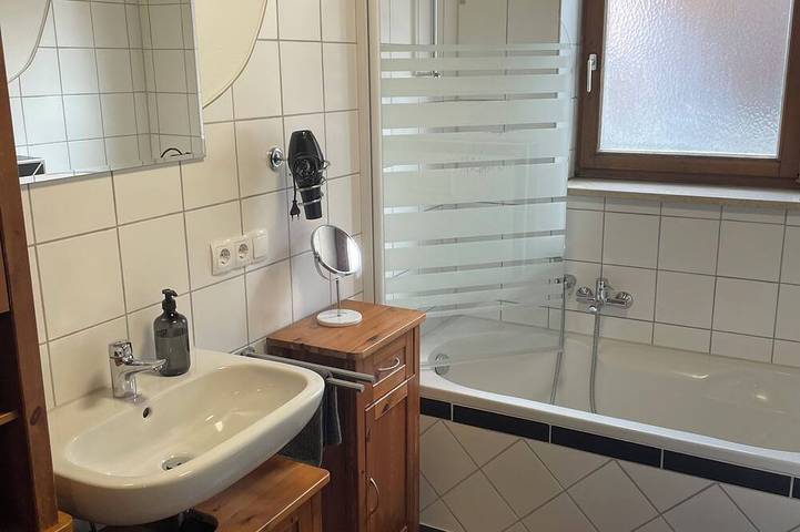 Ganze Wohnung, Ruhige Wohnung im Grünen mit Balkon in Weiding, Ostbayern