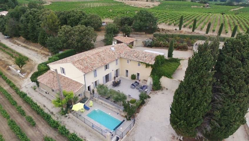 Gîte pour 6 personnes, avec piscine et terrasse