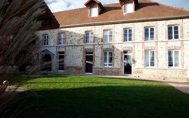 Gîte pour 17 personnes, avec jardin à Gionges