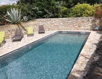 Location de vacances pour 10 personnes, avec terrasse et vue ainsi que jardin et piscine à Sainte-Anastasie
