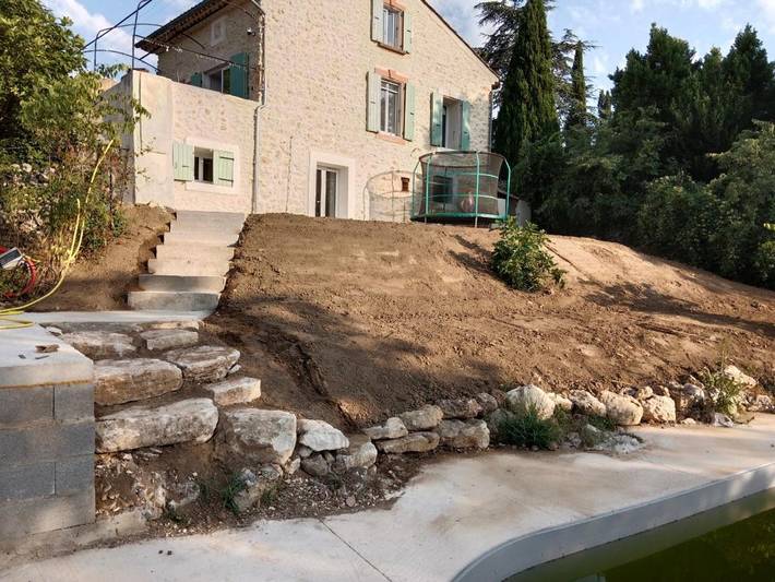 Location de vacances pour 5 personnes, avec piscine ainsi que jardin et vue à Labastide-de-Virac