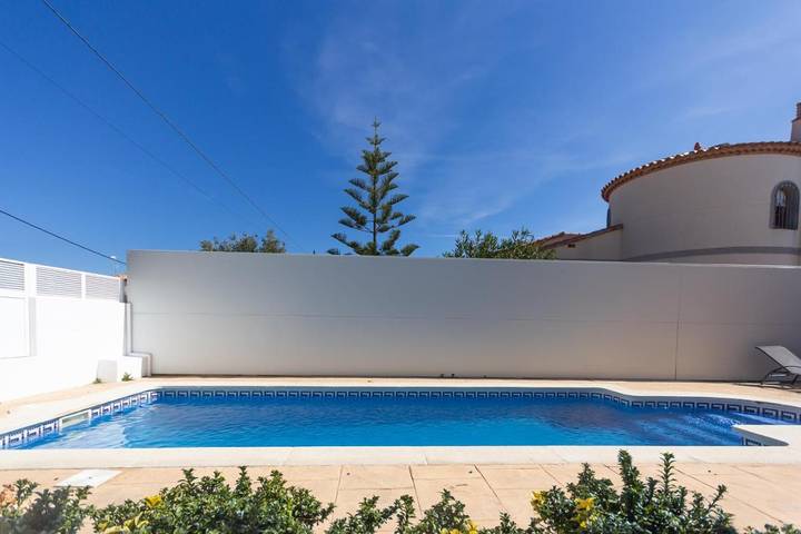 Chalet pour 9 personnes, avec terrasse ainsi que jardin et piscine à L'Ametlla de Mar - 4