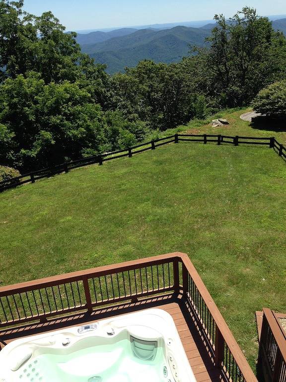 Vacation rental for 12 people, with hot tub and pool as well as yard in Wintergreen