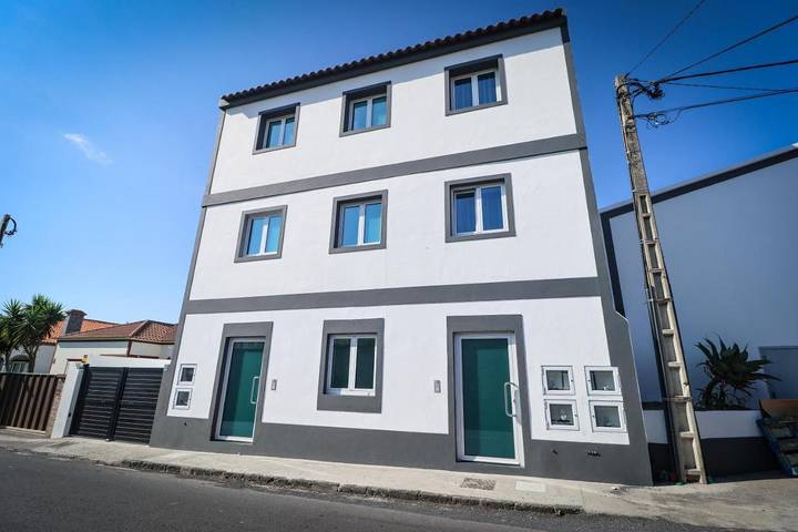 Casa de férias para 4 pessoas, com varanda e vista em Rabo de Peixe