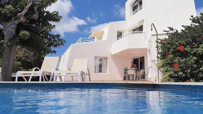 Villa pour 3 personnes, avec piscine ainsi que jardin et vue à Minorque - 2