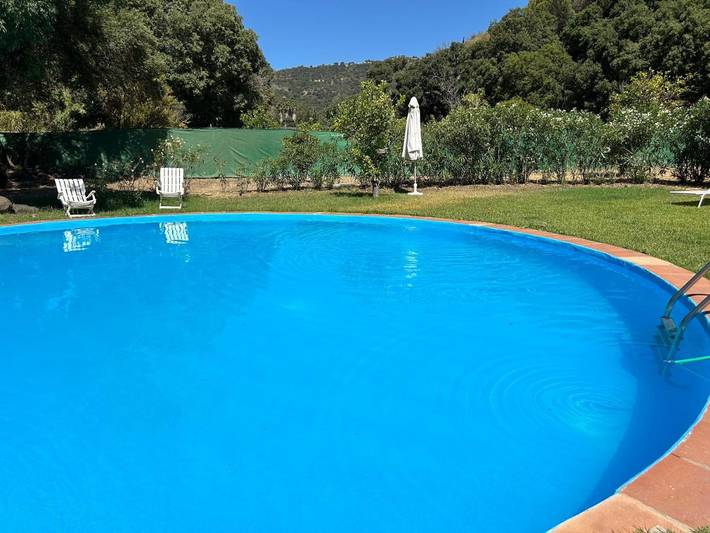 Chalet para 3 personas, con jardín además de piscina y vistas, Se admiten mascotas en Casares