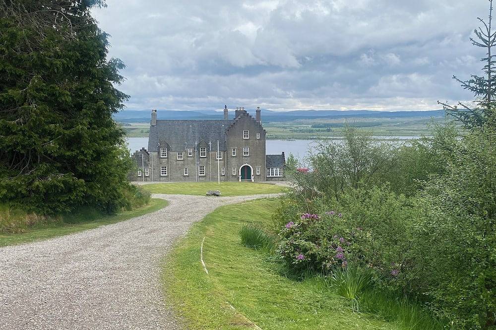 Beautiful Sporting Lodge on Rural Estate overlooking Loch and Deer park in Highlands
