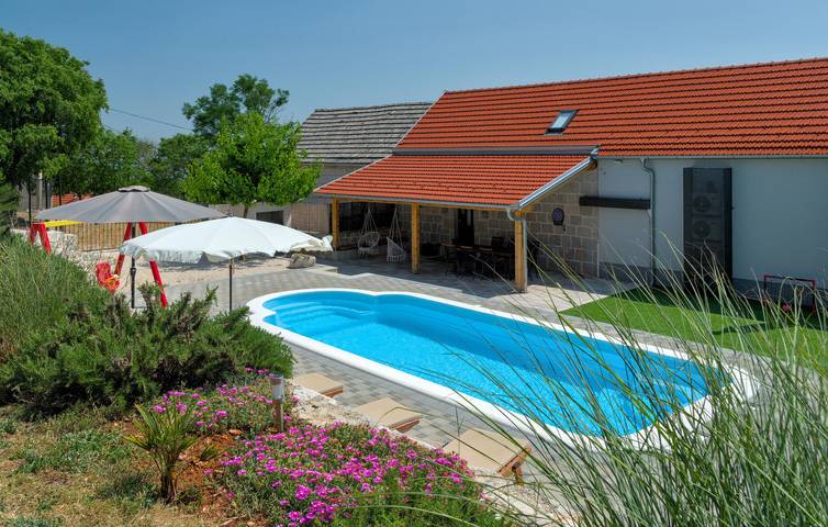 Gemütliche 2-Zimmer-Wohnung mit WLAN, Pool und Terrasse in der Nähe des Flusses Ričina in Imotski, Makarska Riviera