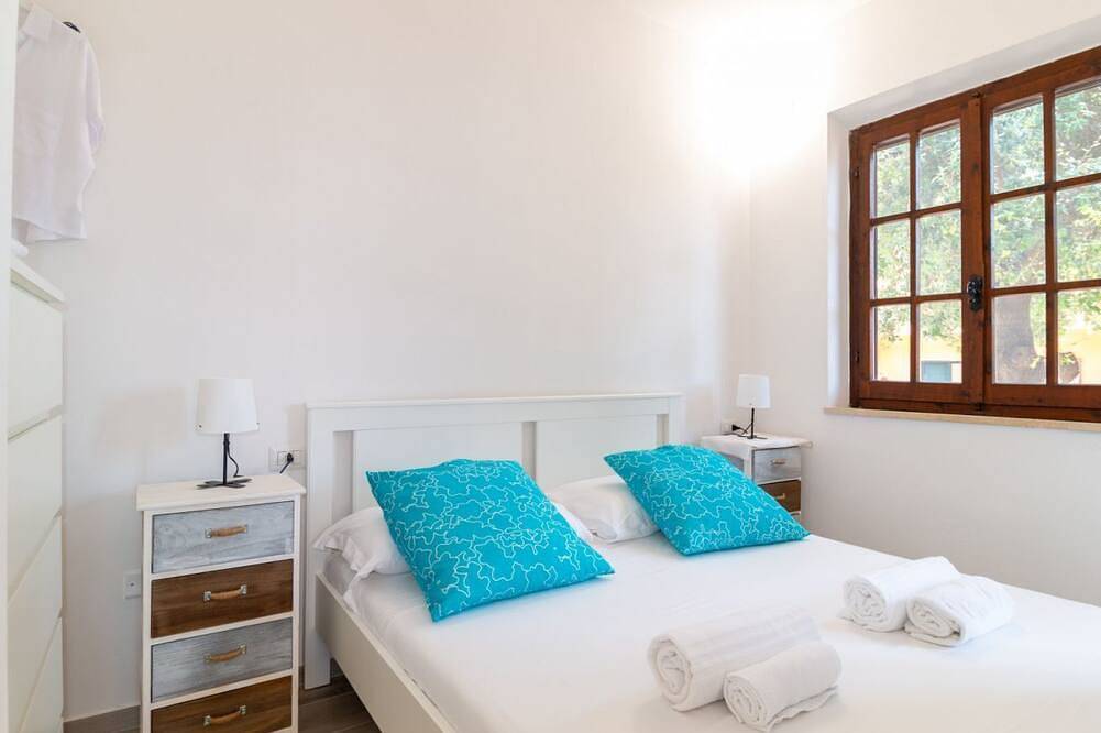 Ganze Wohnung, Dein entspannter Rückzugsort in Mandriola, nur wenige Schritte vom Meer entferntwillkommen im Apartment Corallo, einem gemütlichen Studio in Mandriola, nur 3 Gehminuten vom Strand entfernt. Ideal für alle, die einen erholsamen und komfortablen Urlaub in Mandriola, Sardinien