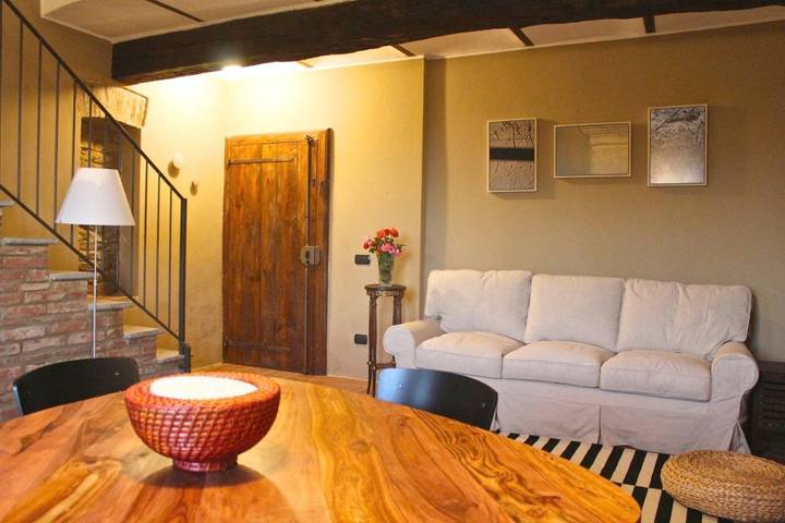 Gîte pour 5 personnes, avec Balcon ainsi que Terrasse et Vue à Serralunga d'Alba