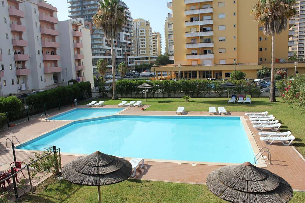 Ganze Wohnung, Reizende Maisonette-Wohnung mit Terrasse und Blick auf den Pool, 200 m vom Strand entfernt in Praia da Rocha, Portimão