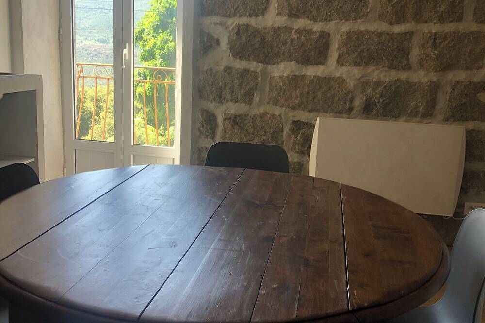 Appartement entier, Appartement T3 dans maison de village climatisée in Aullène, Parc naturel régional de Corse