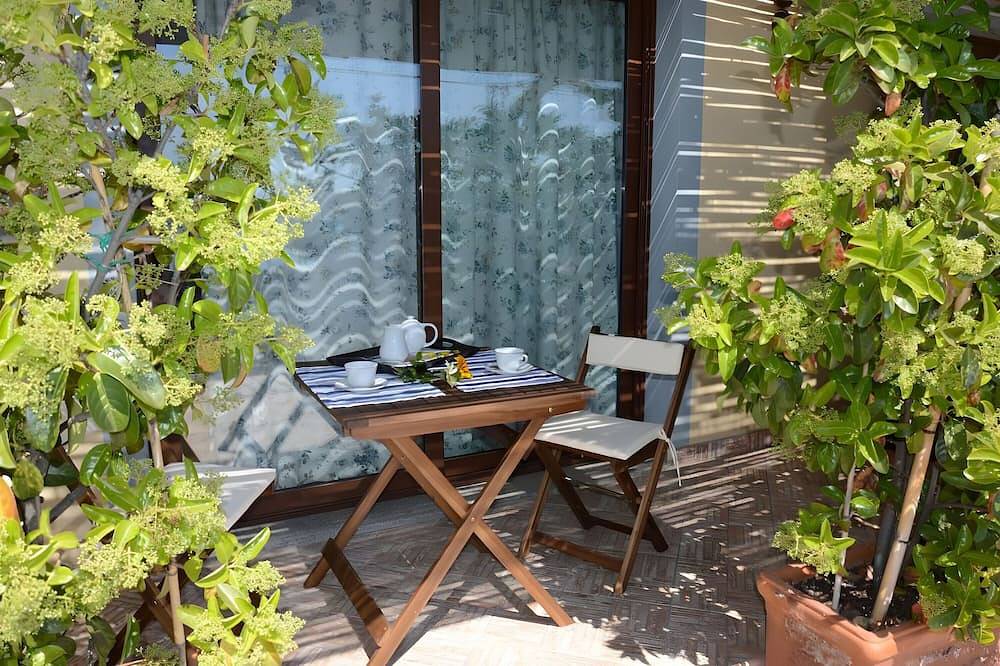 Entire apartment, Apartment 'Vista Mozzafiato' with Sea View, Wi-Fi and Air Conditioning in Tancau sul Mare, Santa Maria Navarrese
