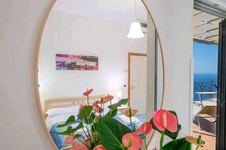 Casa L'Incanto in Costiera Amalfitana.  Ampi e meraviglioso terrazzo sul mare in Furore, Sorrento Coast