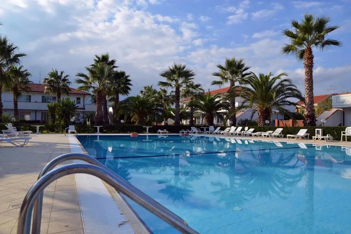 Hotel per 4 persone, con piscina e giardino - 1