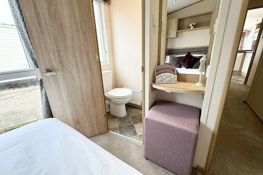 Lovely caravan with decking at Solent Breeze in Hampshire in Fareham, Hampshire