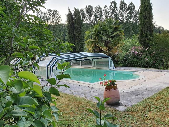 Location de vacances pour 10 personnes, avec terrasse ainsi que piscine et jardin à Strenquels - 4