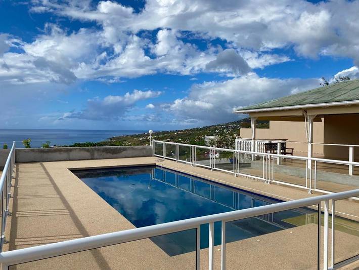 Chambre d’hôte pour 2 personnes, avec terrasse ainsi que vue et piscine