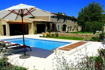 Location de vacances pour 8 personnes, avec jardin et terrasse à Eyguières