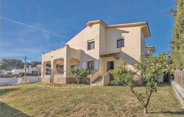 Beachy 130sqm Apt | Parking, A/C, Terrasse & WiFi in Roda de Berà, Costa Dorada