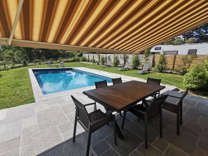 Location de vacances pour 8 personnes, avec Terrasse et Piscine à Bassussarry