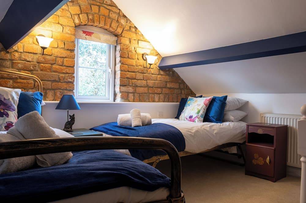 Pet Friendly Cottage, Near Amenities with Log Fire in Stroud, Gloucestershire