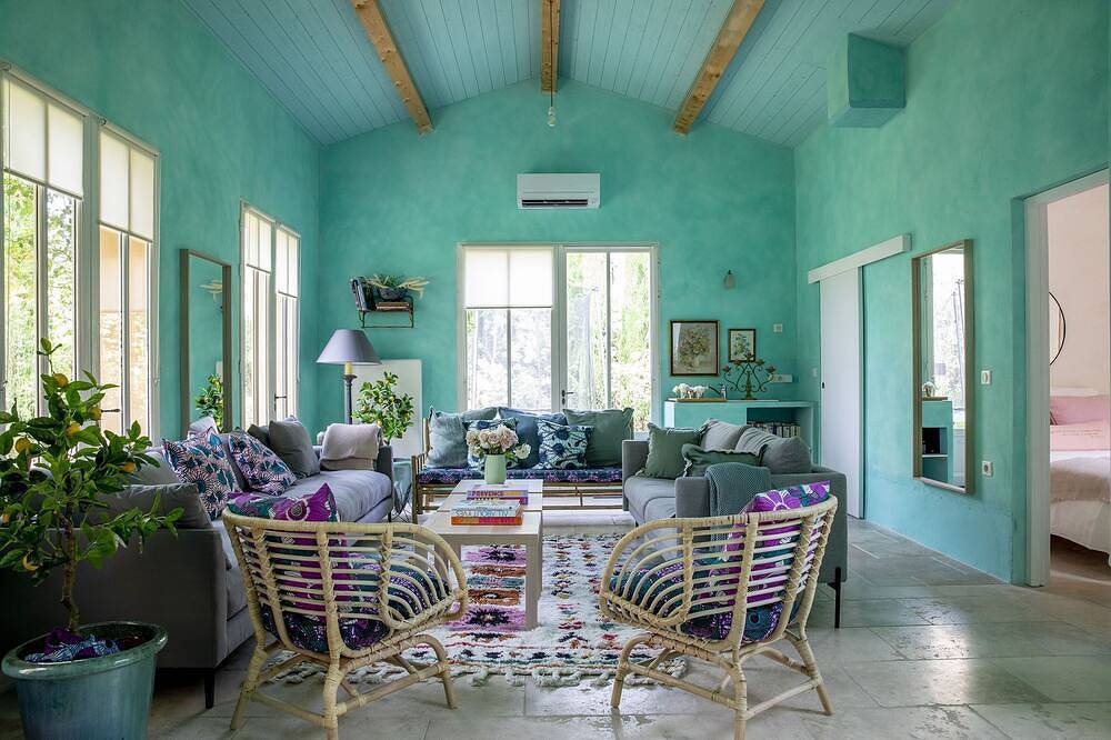 Beautiful Provencal Bastide, 8 bedrooms, 20 beds, swimming pool, Ac, wifi in Villes-sur-Auzon, Parc naturel régional du Mont-Ventoux