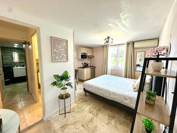 Gîte pour 2 personnes, avec jacuzzi ainsi que piscine et terrasse à Saint-Laurent-d'Aigouze