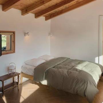 Gîte pour 2 personnes, avec terrasse ainsi que vue et jardin à Ea