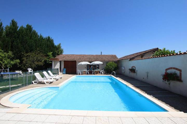 Location de vacances pour 4 personnes, avec piscine et terrasse dans Saint-Pé-de-Léren