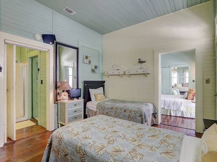 Vacation rental for 9 people, with balcony and pool in Tybee Island