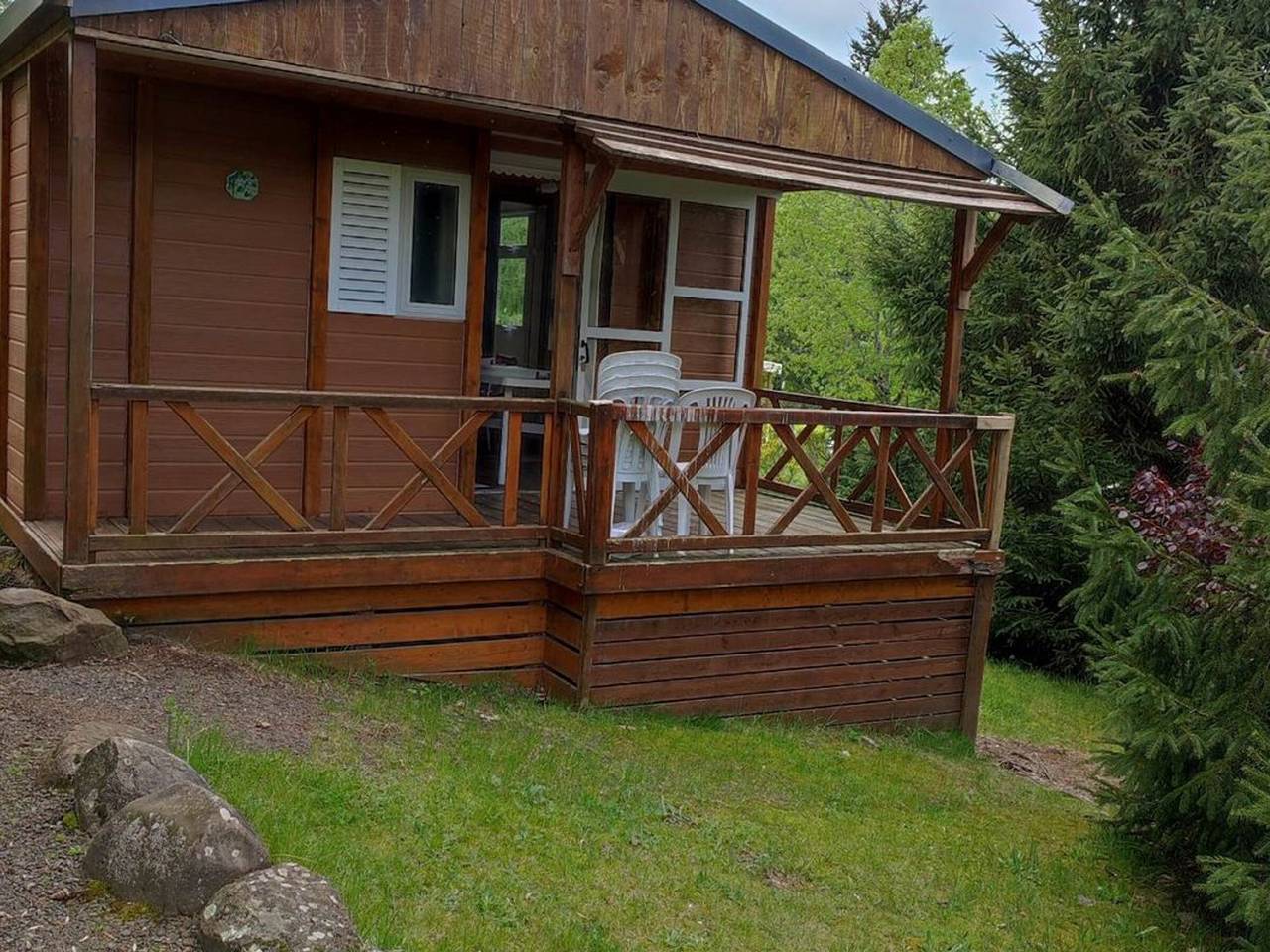 Gemütliches Chalet Haustiere Ok - 5 Pers. in La Tour-d'Auvergne, Regionaler Naturpark Volcans d'Auvergne