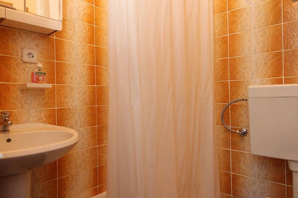 Ganze Wohnung, 2-Zimmer-Ferienwohnung mit Terrasse und Meerblick Metajna (Pag in Metajna, Pag